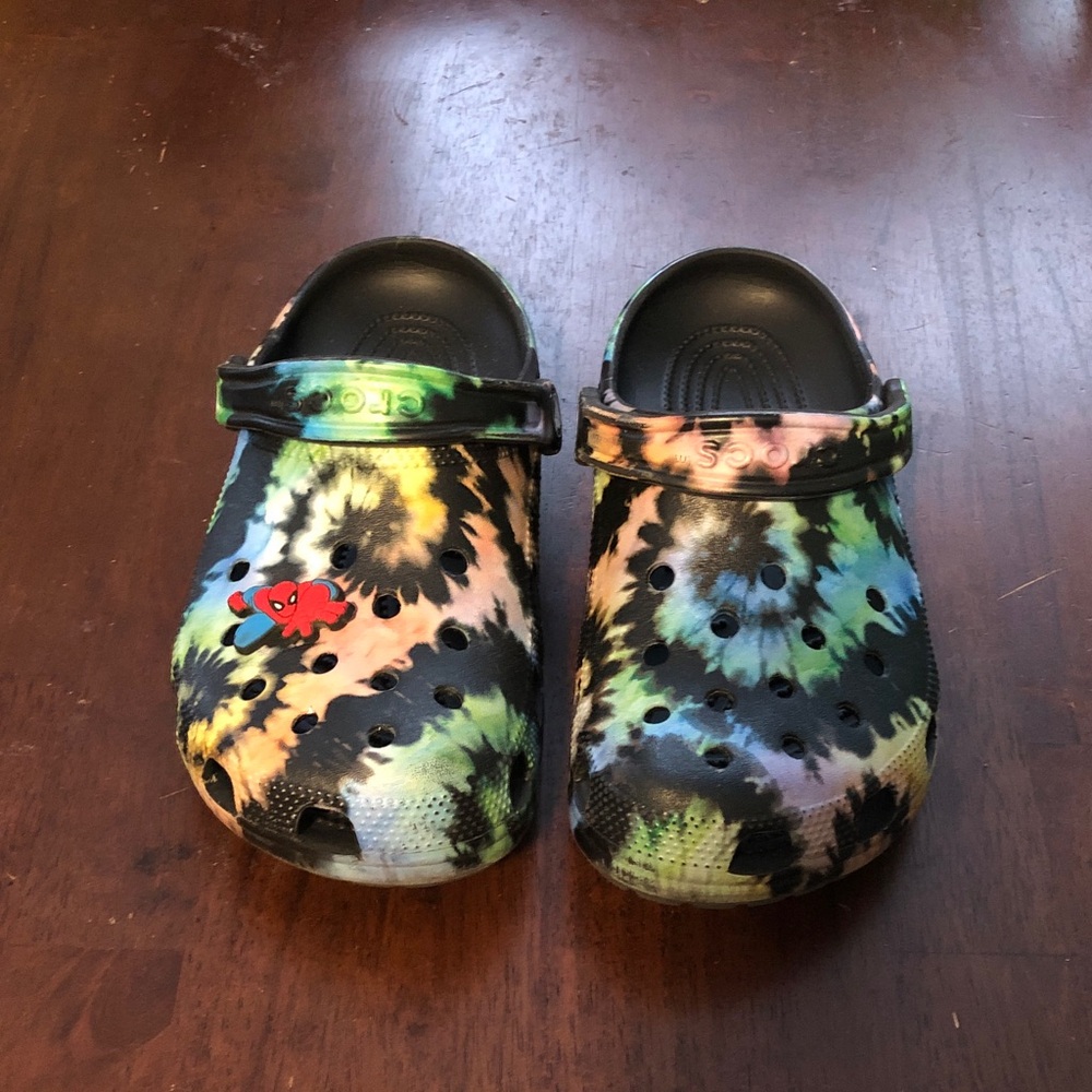 🥧🔥 CROCS Tie-Dye Classic Clogs with Spider-Man Pin